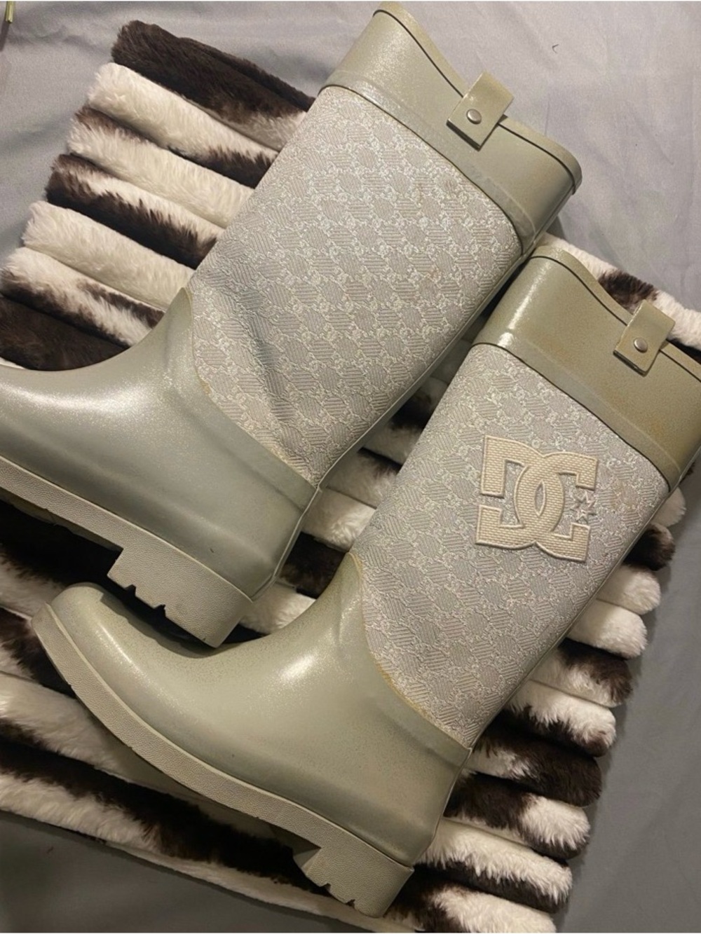 DC Women's Light Gray Embossed Logo Rain Boots